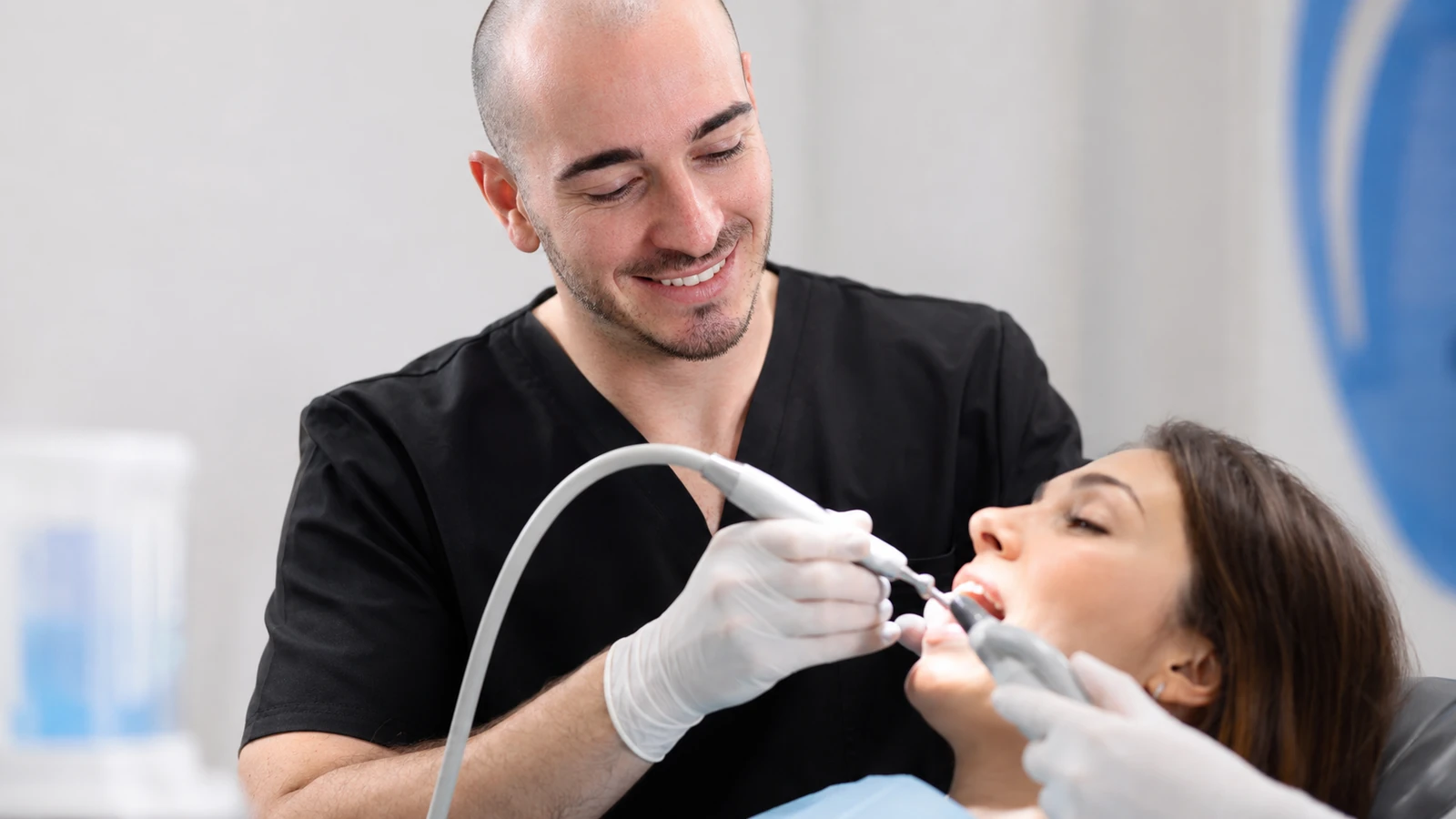 Seduta di igiene dentale professionale con AIRFLOW (GBT)